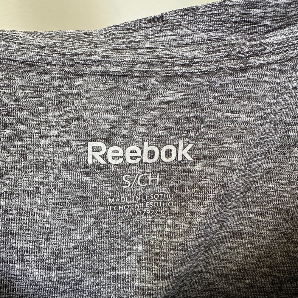 Reebok Heathered Gray Athleisure Short Sleeve Top Size Small - Picture 6 of 8